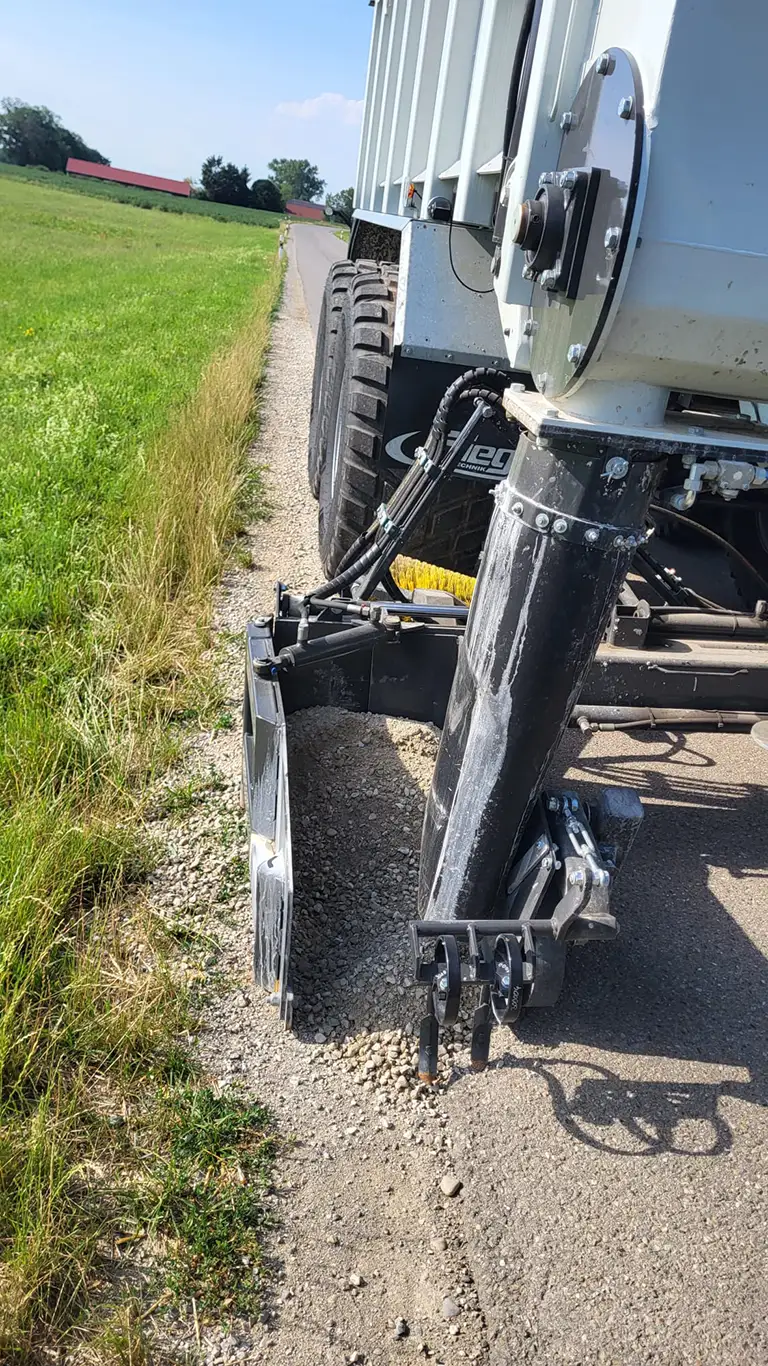 Bankett-Anbaugerät im Einsatz am Straßenrand